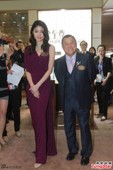 组图：陈慧琳酒红长裙亮相优雅妩媚