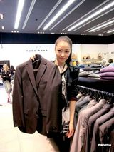 幻灯图：熊黛林担任旅游主持 与Zoie破戒大吃特吃 