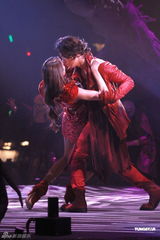 高清图：郑伊健个唱感谢蒙嘉慧 四度返场唱到哭