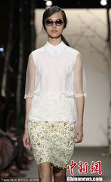 组图:中国超模再战纽约时装周 闪耀T台气势逼人