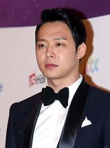 组图：朴有天现身百想西装笔挺帅气逼人