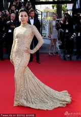 组图：《绝望主妇》伊娃鱼尾裙现身华贵性感