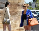 组图：林赛罗韩撞色装扮时尚简约 烟瘾发作当街吸烟