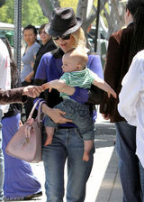 高清图：辣妈詹纽瑞-琼斯街拍 透视上衣搭潮包