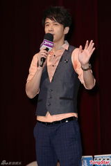 组图：光良曝曾在坟墓过夜 43岁生日空姐送唇印