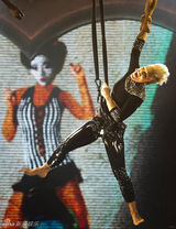 组图：P!nk高空倒吊演唱 与舞伴激情肉搏