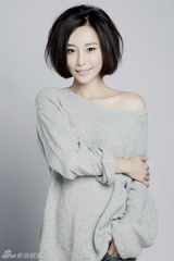 组图：张曦文曝初春写真 现代装显小清新