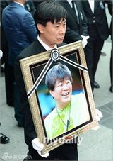 组图：金喜善等含泪参加金宗鹤导演遗体告别式