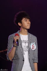 幻灯图：《快男》突围第3场摇滚小子叫板黑面判官