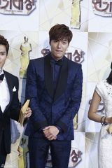 独家高清：李敏镐等亮相2013SBS演技大赏红毯