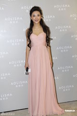 组图：应采儿低胸礼服美丽动人 想为陈小春生男孩