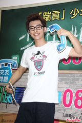 组图：炎亚纶亮相公益活动 戴黑框眼镜显斯文