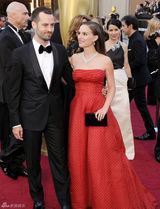 高清组图：娜塔丽-波特曼携未婚夫本杰明晒恩爱