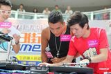 组图：陈伟霆变身打碟DJ 热舞助阵搓碟大赛