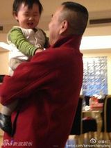 组图：潘长江带孙子变老小孩儿 祖孙温馨有爱
