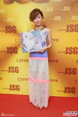 组图：陈慧娴泳儿潮装出席《劲歌金曲》录影