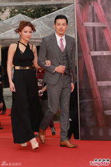 组图：方皓文金像奖红毯黑裙保守 不露事业线