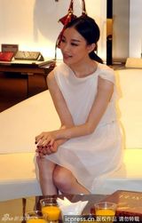 组图：倪妮白裙代言气质优雅宛若女神