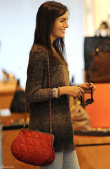 高清组图：卡米拉-贝尔街拍LOOK宽松毛衣搭白裤