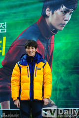 组图：朱元出席签名会 黄色羽绒服生机勃勃