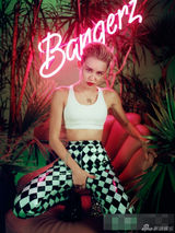 策划：女歌手秀M字腿露底狂舞 豪放火拼