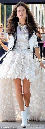 组图:超模安布罗休变时尚女王换七套华服拍大片