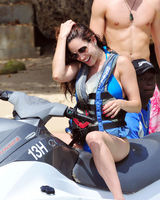 高清图：凯莉-布鲁克海边度假 三套泳装秀身材