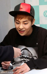 高清组图：EXO亮相粉丝见面会献花样笑容