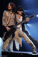 组图：X JAPAN香港开唱 YOSHIKI半裸打鼓引尖叫