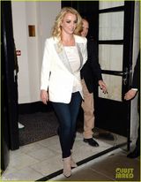 组图：布兰妮职业装显粗腿 坐双层巴士游伦敦