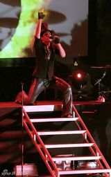 幻灯图集：美偶冠军亚当-兰伯特洛杉矶性感开唱