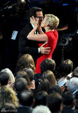 组图：艾美奖现场 温丝莱特夺迷你剧最佳女主角