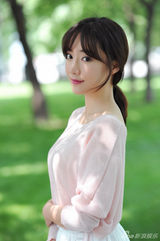 组图：王萌黎夏日写真曝光 粉衣白裙宛若仙子