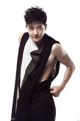 组图：《龙门镖局》掌柜郭京飞大尺度写真