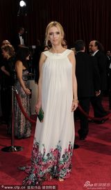 组图：蕾杜嘉亮相红毯身形消瘦眼眶凹陷