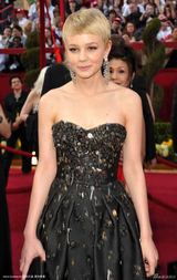 高清组图：凯芮-穆里根亮相黑裙优雅俏皮可人