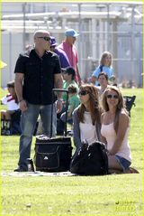 组图：布兰妮变足球辣妈 与爱子亲昵俯身秀乳沟