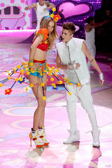 组图：比伯白衣献唱内衣秀 偷瞄超模小鹿乱撞