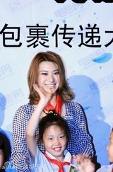 幻灯：尚雯婕儿童节为外来务工子女献爱心