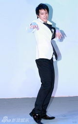 幻灯图集：韩庚帅气代言 潇洒白西装秀舞姿