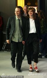 《除了我们还有谁》发布会 男星迪赫英伦范十足