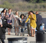 组图：泰勒踩超市推车与闺蜜海边嬉戏玩闹