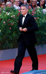 组图：威尼斯电影节开幕红毯 姜文携妻亮相