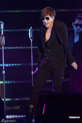 组图：金贤重开唱露胸耍性感 与gaga撞期仍火爆