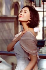 组图：戴娇倩最新光影写真 回眸一笑百媚生