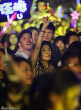 组图：汪峰演唱会深情表白 章子怡台下感动拭泪