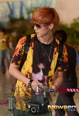 组图：EXO-M成员鹿晗回京过中秋 潮服亮相机场