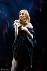 组图：五月天3D电影首映 侯孝贤挥荧光棒捧场