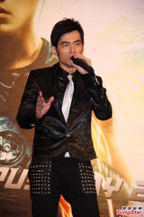 组图：周杰伦帅气亮相庆功宴 自曝秀腹肌靠打光