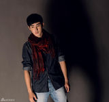 组图：张睿休闲运动写真 仰望天空扮深沉